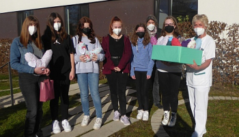 Herzensangelegenheit: AES Gruppe spendet Herzkissen für Krebspatientinnen